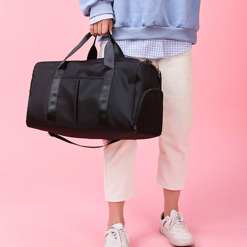 Man holding a retro cowhide bag