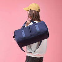 Man holding a retro cowhide bag
