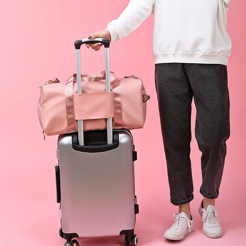Man holding a retro cowhide bag