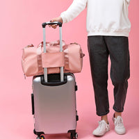 Man holding a retro cowhide bag